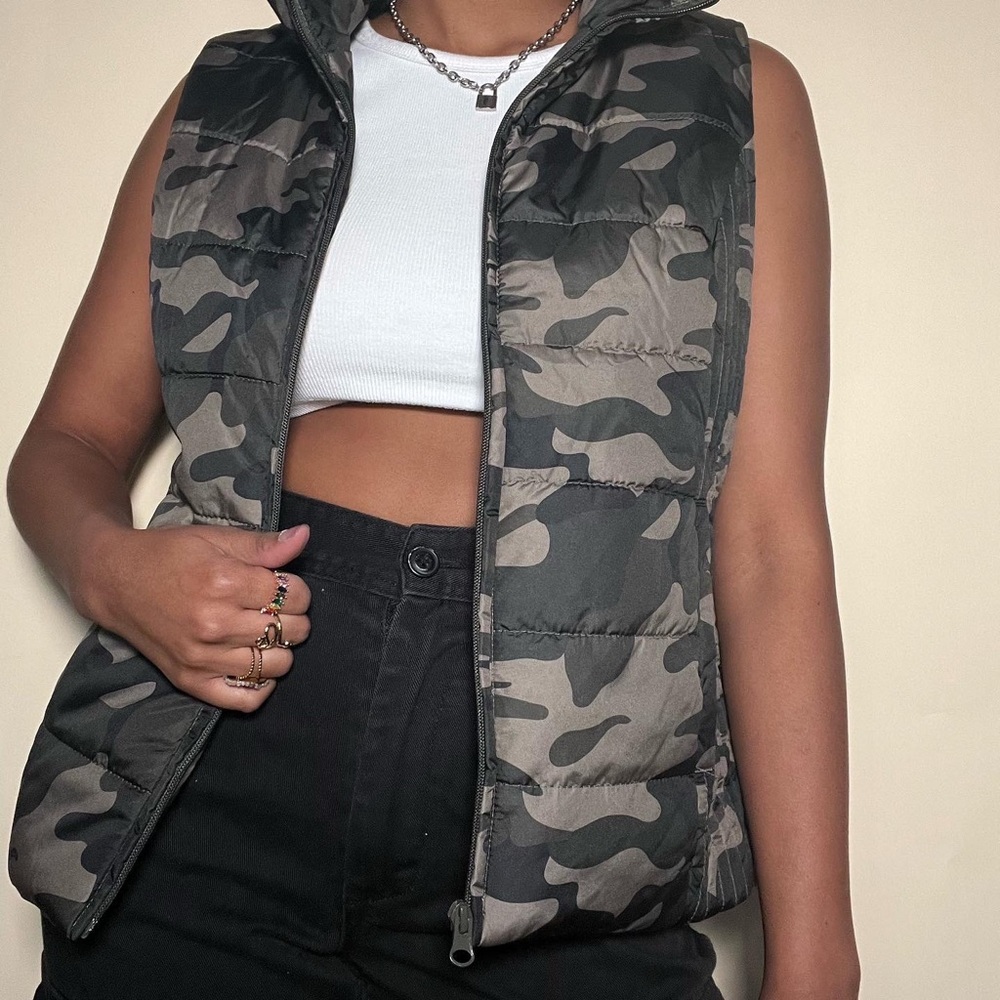 New York & Company Camo Vest in Size S
